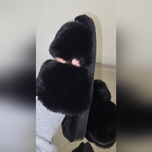 NEW! Hurley Women's Black Furry Slippers - Picture 2 of 5